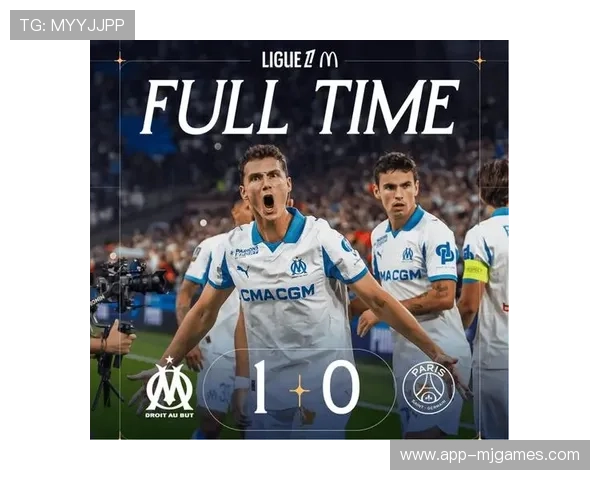 斯特拉斯堡主场球迷助威,创造热烈比赛氛围 斯特拉斯堡主场球迷助威,创造热烈比赛氛围