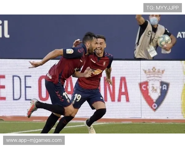 奥萨苏纳定位球战术两套方案，布迪米尔10球成进攻支点