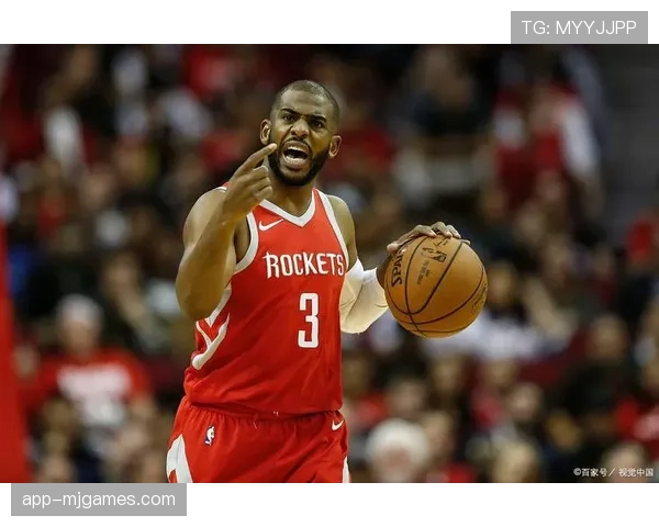 特写：老将克里斯·保罗在替补席指挥防守，展现另一种领导力